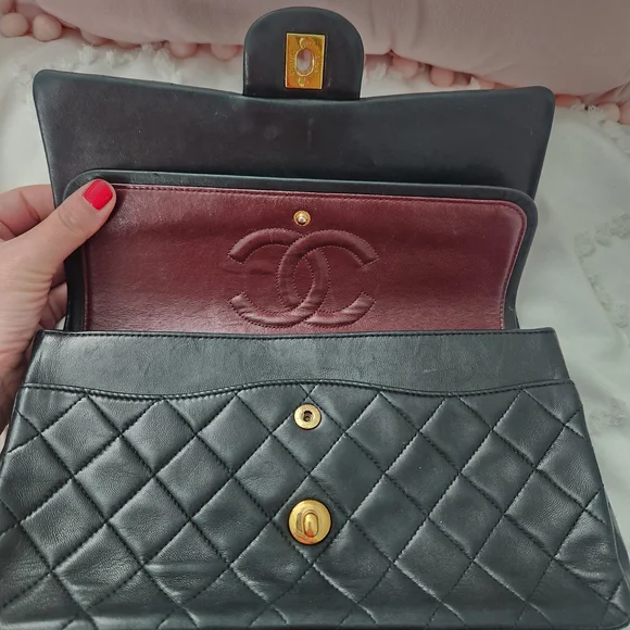 ONE DAY SALE ❤️ CHANEL Black Quilted Shoulder Bag with Gold Chain - Picture 3 of 14